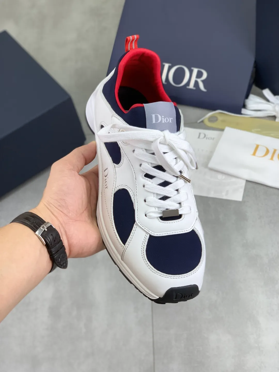 Men's shoes 💰P560 The new DIOR Dior sneakers are carefully made of black grained first-layer cowhide, embellished with the same color Dior Gravity embossed effect, which is exquisite and extraordinary. The interior is made of the same color sheep lining, which is soft and comfortable. Complete with original custom multi-color mohair wide laces and matte black-finished brass eyelets, the tonal rubber sole is embellished with the Oblique pattern, and the contrasting Dior 30 Avenue Montaigne logo on the rear tail adds style to the casual look. Size: 35-45 for men and women Color: 3️⃣ colors available